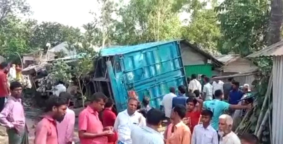 মহাসড়ক থেকে ঘরে ঢুকে গেলো কাভার্ডভ্যান, মা-মেয়ে নিহত