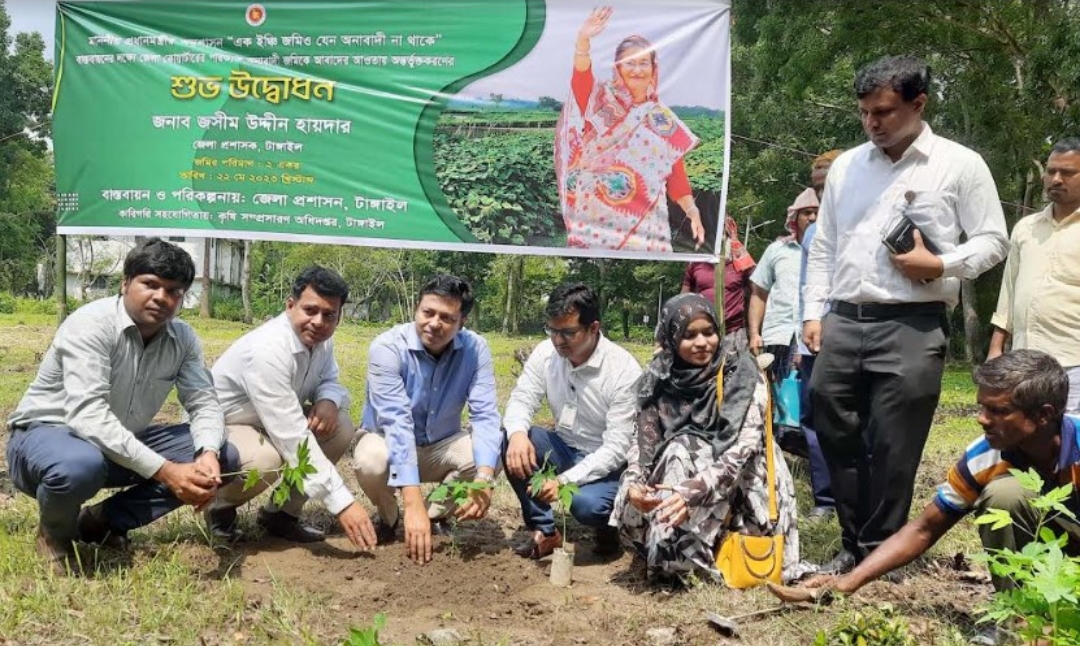 পরিত্যাক্ত ২ একর অনাবাদী জমি চাষাবাদের আওতায় আনলেন জেলা প্রশাসক