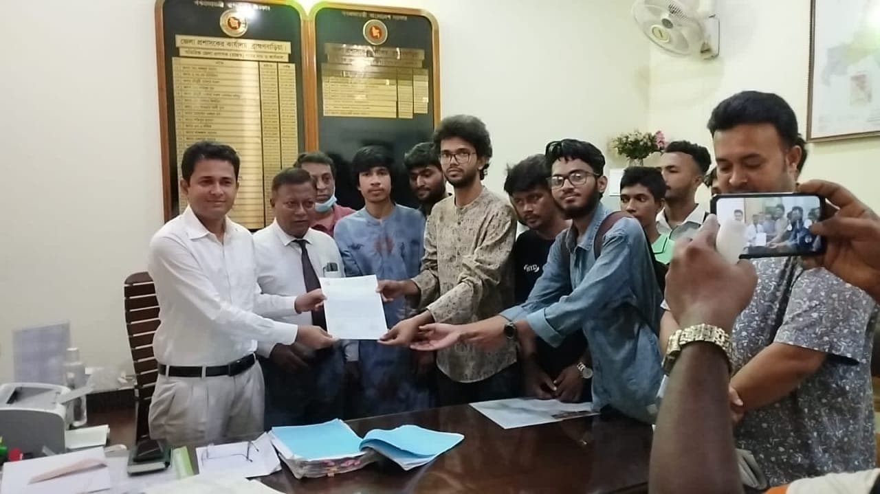 ব্রাহ্মণবাড়িয়ায় বিভিন্ন বিশ্ববিদ্যালয়ের দাবিতে জেলা প্রশাসন কার্যালয় অভিমুখে পদযাত্রা ও স্মারকলিপি প্রদান