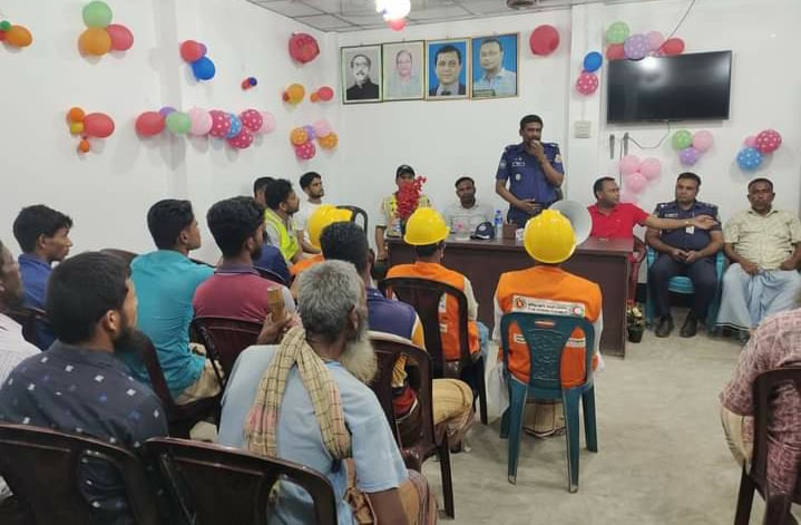 তজুমদ্দিন পুলিশের আয়োজনে ঘূর্ণিঝড় মোখা’র ক্ষয়ক্ষতি এড়াতে সচেতনামূলক সভা