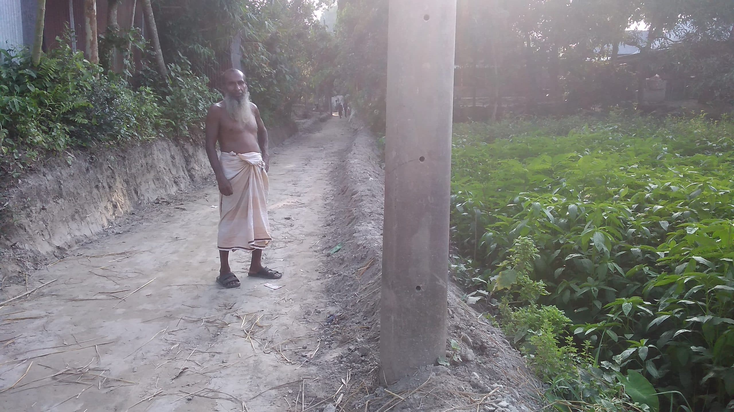 কাজিপুরে নির্মাণাধীন রাস্তার মাঝে বৈদ্যতিক খুঁটি ! সড়াবে কে?