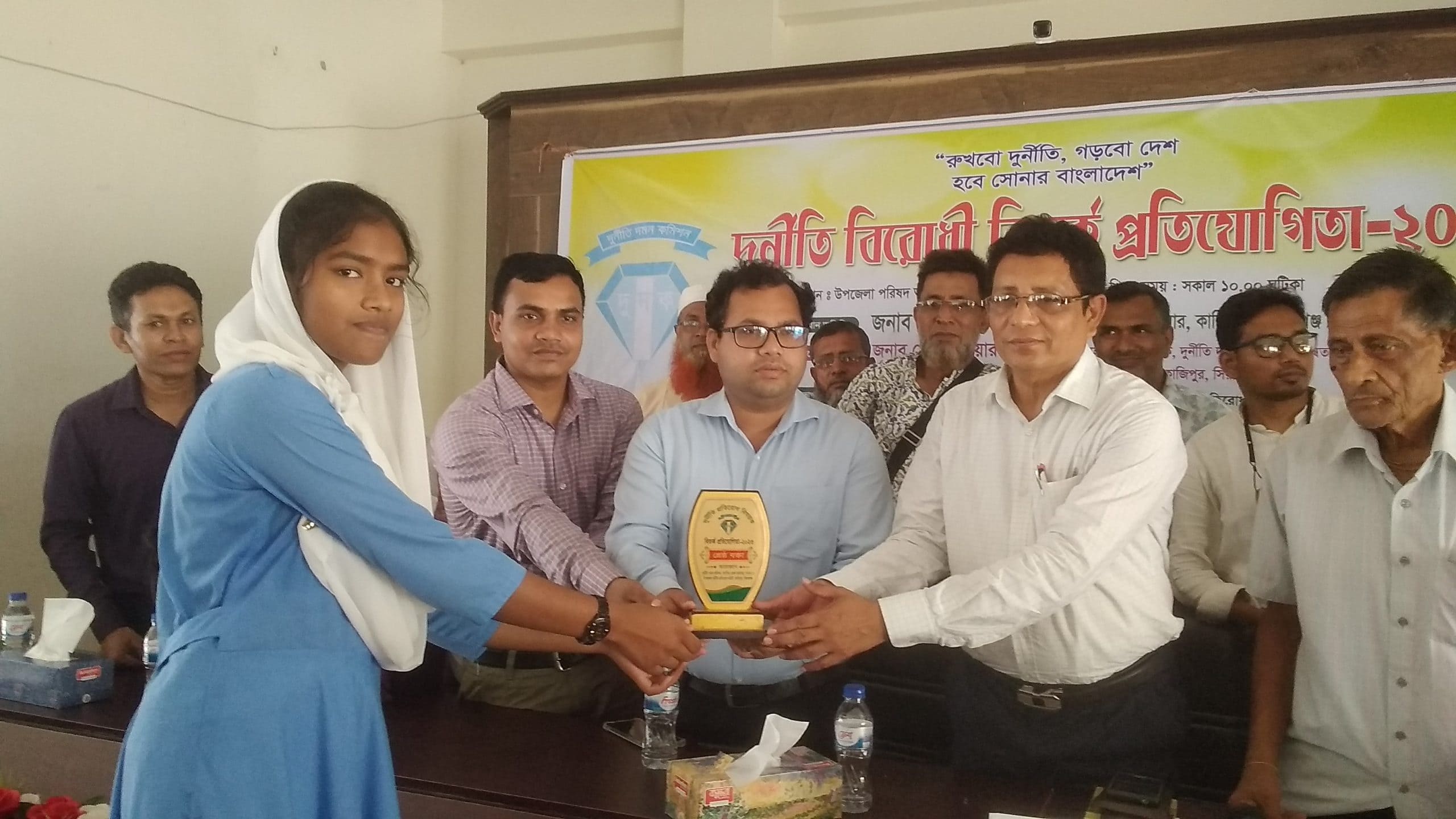 বিতর্ক প্রতিযোগিতায় চ্যাম্পিয়ান কাজিপুরের তারাকান্দি উচ্চ বিদ্যালয়