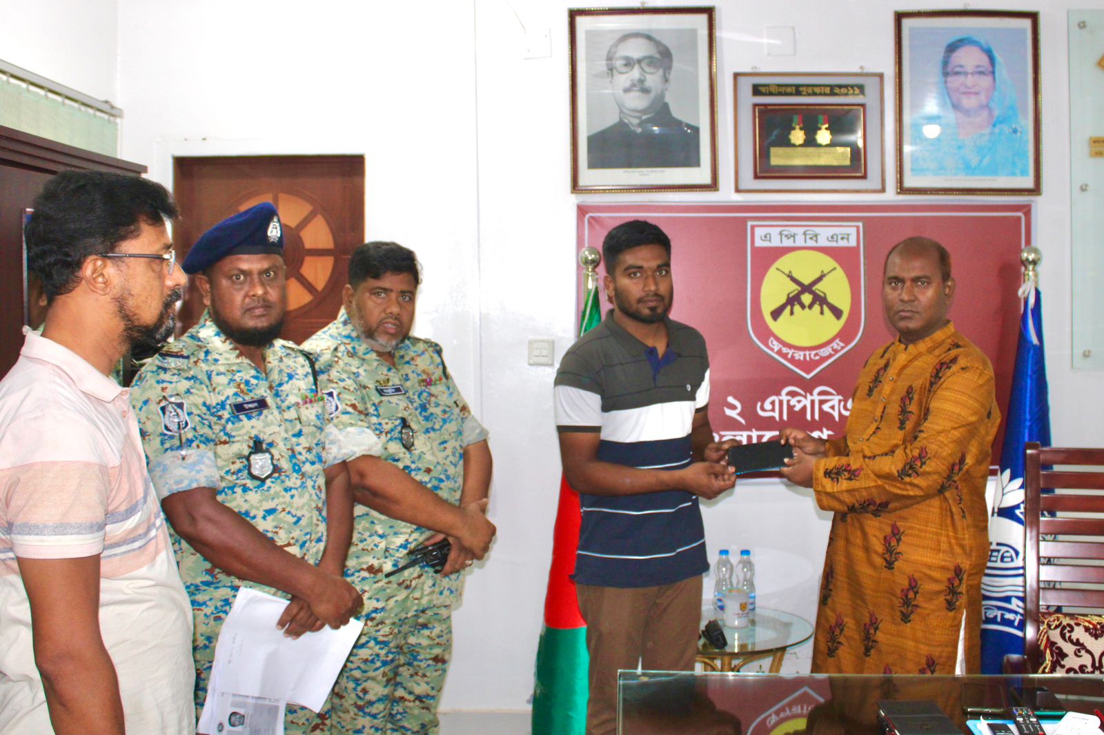 ২ এপিবিএন এর অধিনায়ক নিজ হাতে ৫ টি হারানো মোবাইল মালিককে ফেরত দিলেন