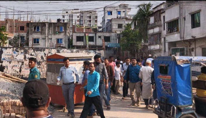 রাজধানী ডেমরা নকশা বহির্ভূত নির্মাণধীন ভবনে রাজউকের উচ্ছেদ অভিযান