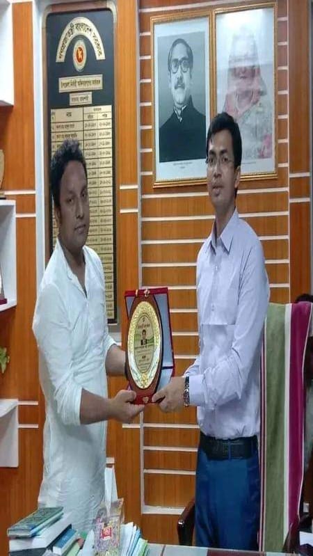 সাবেক ছাত্রলীগ নেতা মৃদুল কুমার ঘোষ (ইউএনও) পঙ্কজ চন্দ্র দেবনাথের সাথে বিদায়ী শুভেচ্ছা বিনিময়