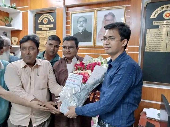 মুন্ডমালা পৌর মেয়র সাইদুর রহমান এর (ইউএনও) পঙ্কজ চন্দ্র দেবনাথকে বিদায়ী সংবর্ধনা ও ফুলের শুভেচ্ছা জ্ঞাপন