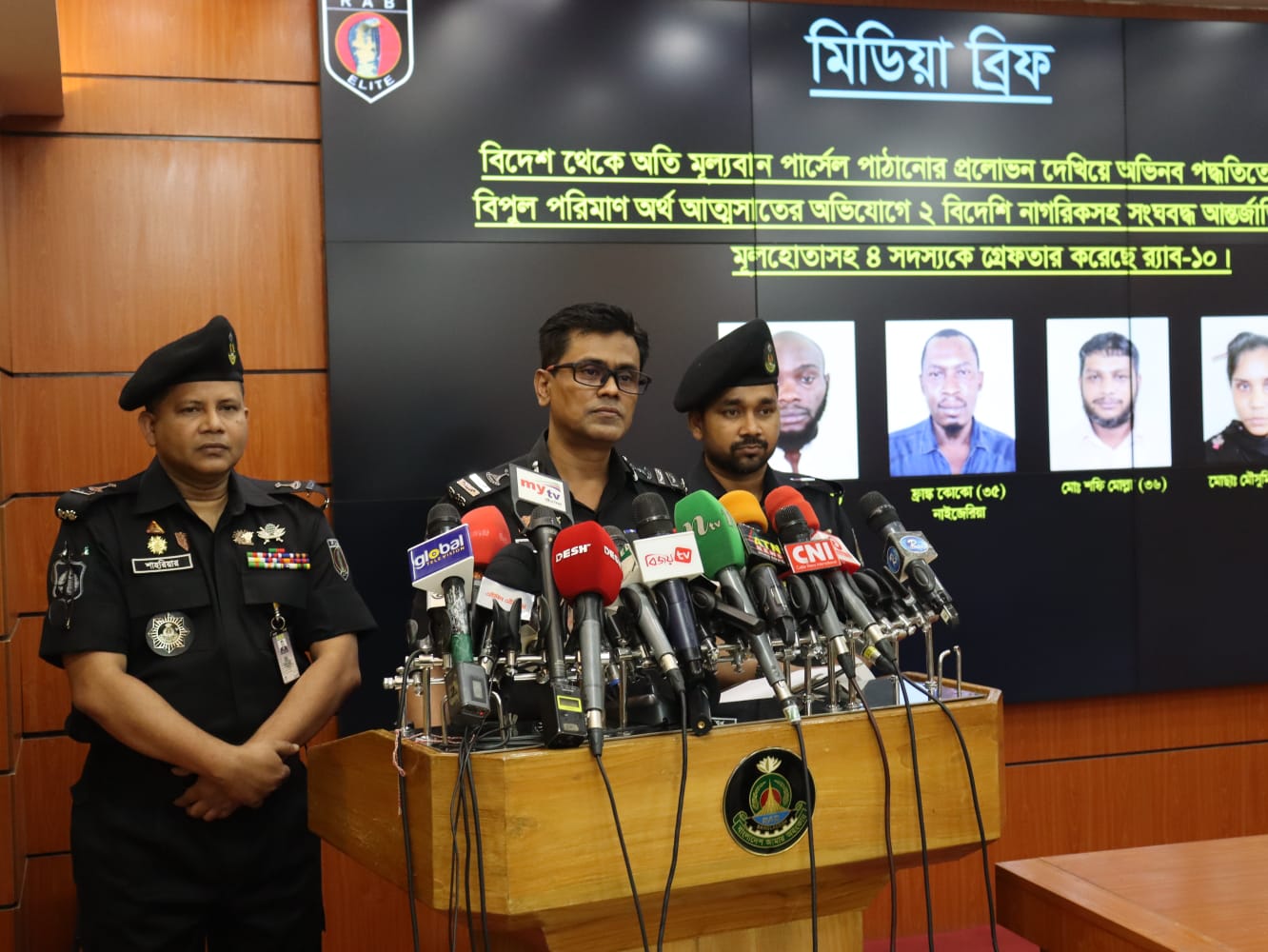 বিদেশ থেকে অতি মূল্যবান পার্সেল পাঠানোর প্রলোভন দেখিয়ে অভিনব পদ্ধতিতে প্রতারণার মাধ্যমে বিপুল পরিমাণ অর্থ আত্মসাতের অভিযোগে বিদেশি নাগরিকসহ মূলহোতাসহ ৪ সদস্যকে গ্রেফতার করেছে র‌্যাব-১০