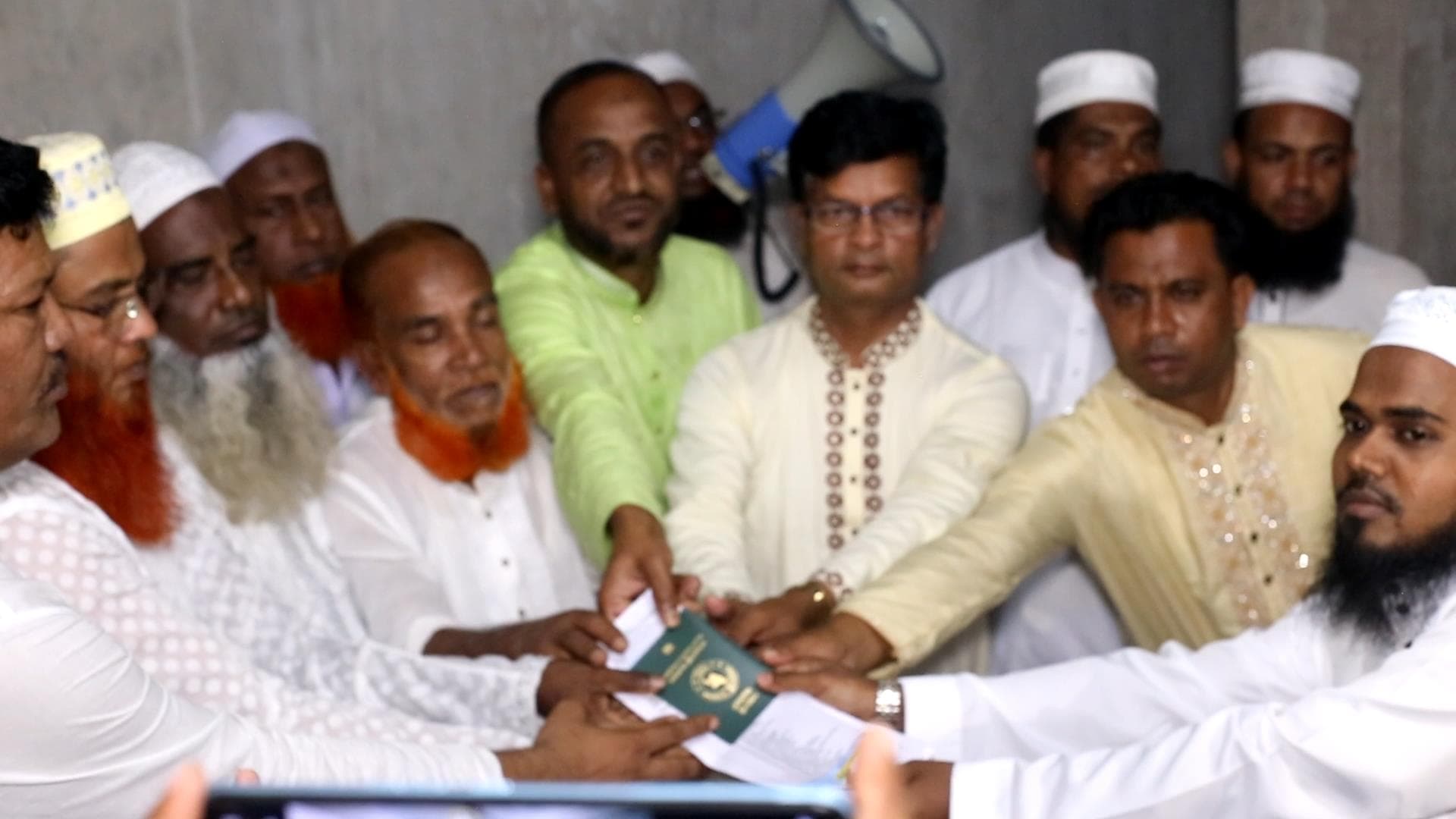 ৫৩ টি মসজিদের খতিব ও মুয়াজ্জিনদেরকে নিজস্ব অর্থায়নে ওমরা হজ্জে পাঠানোর সিদ্ধান্ত নিয়েছি আলহাজ্ব মোঃ মোশারফ হোসেন মৃধা