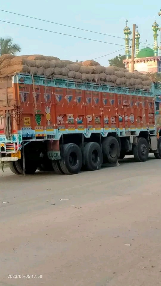 সাতক্ষীরা ভোমরা স্থলবন্দর দিয়ে পেঁয়াজ আমদানি শুরু