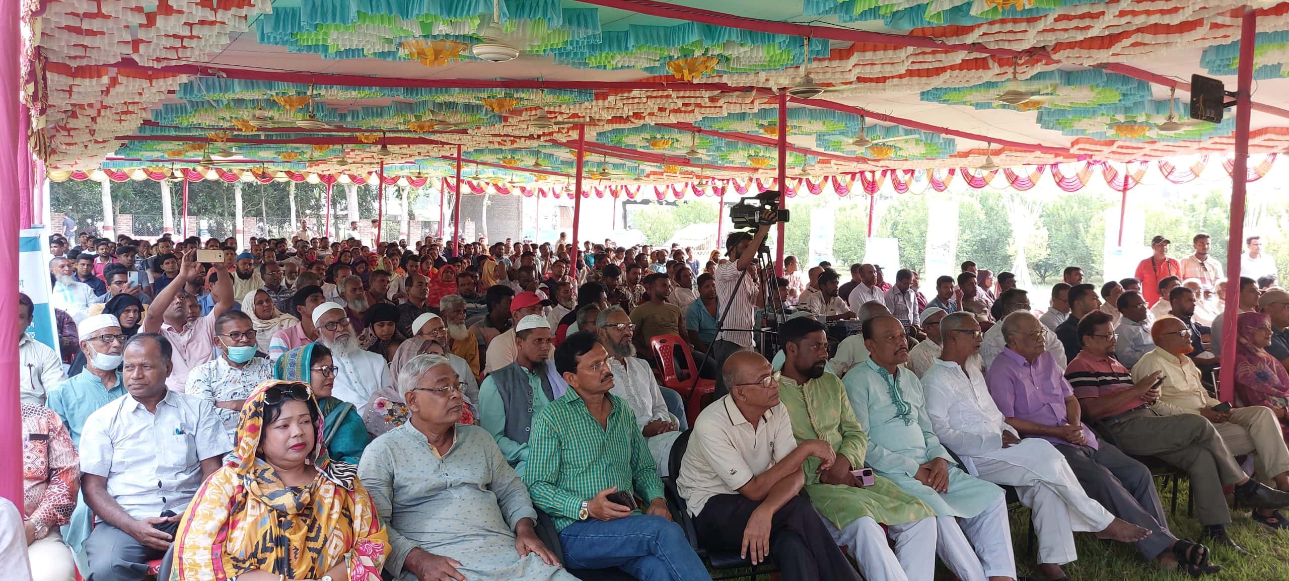 কৃষিতে ভিন্ন ভিন্ন অবদান রাখার জন্য জেলার কৃষি উদ্যোক্তাদের পুরস্কৃত করেছে চুয়াডাঙ্গার ওয়েভ ফাউন্ডেশন