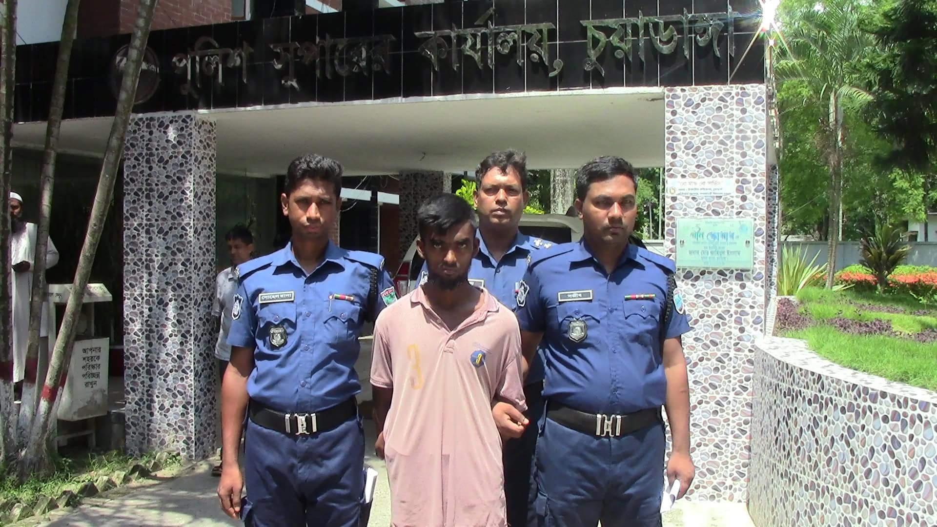 চুুয়াডাঙ্গার নাস্তিপুর গ্রামে শিশু ধর্ষণকারী তানভির হোসেন কাকন গ্রেপ্তার