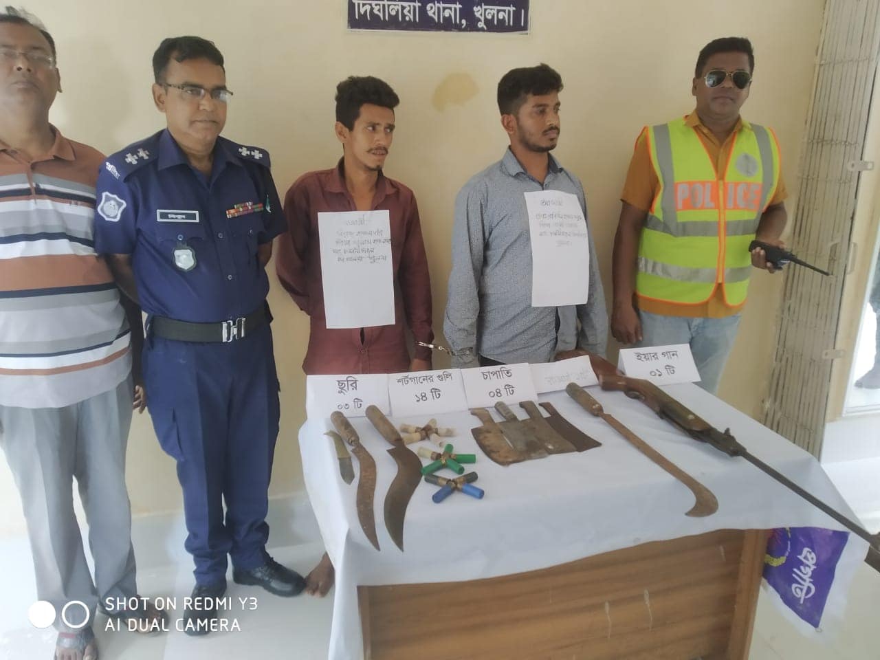খুলনায় অস্ত্র ও গুলিসহ দুই যুবক গ্রেফতার