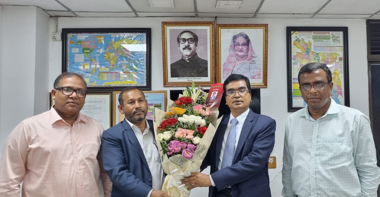 কৃষি ব্যাংক এর এমডিকে বসুন্ধরা গ্রুপের পক্ষ থেকে ফুলের শুভেচ্ছা প্রদান করেন