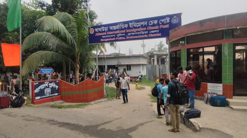 আখাউড়া ইমিগ্রেশনের কার্যক্রম ব্যাহত, ম্যানুয়েল পদ্ধতিতে স্বাভাবিক রাখা হয়েছে যাত্রী পারাপার