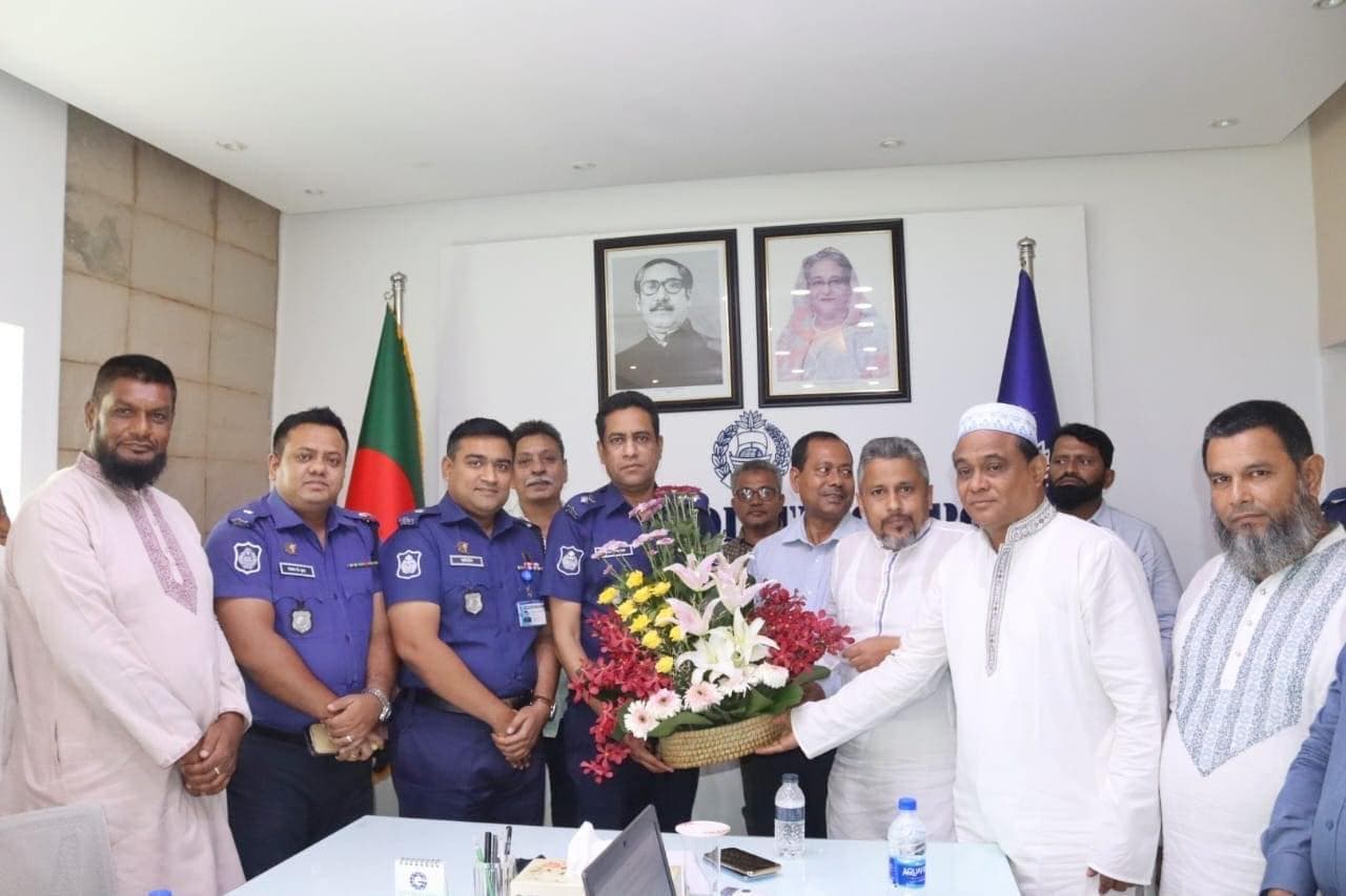 কমিউনিটি পুলিশিং ফোরামের নেতৃবৃন্দ ও সড়ক পরিবহন মালিক শ্রমিক ঐক্য পরিষদ নেতৃবৃন্দের সাথে মতবিনিময় করেন পুলিশ সুপার, নরসিংদী