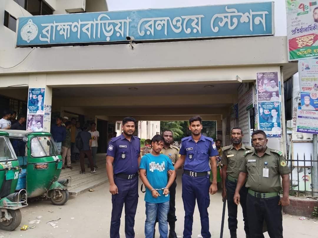 ব্রাহ্মণবাড়িয়া রেলস্টেশন থেকে ছদ্মবেশে টিকেট কালোবাজারিকে আটক করলেন ইউএনও