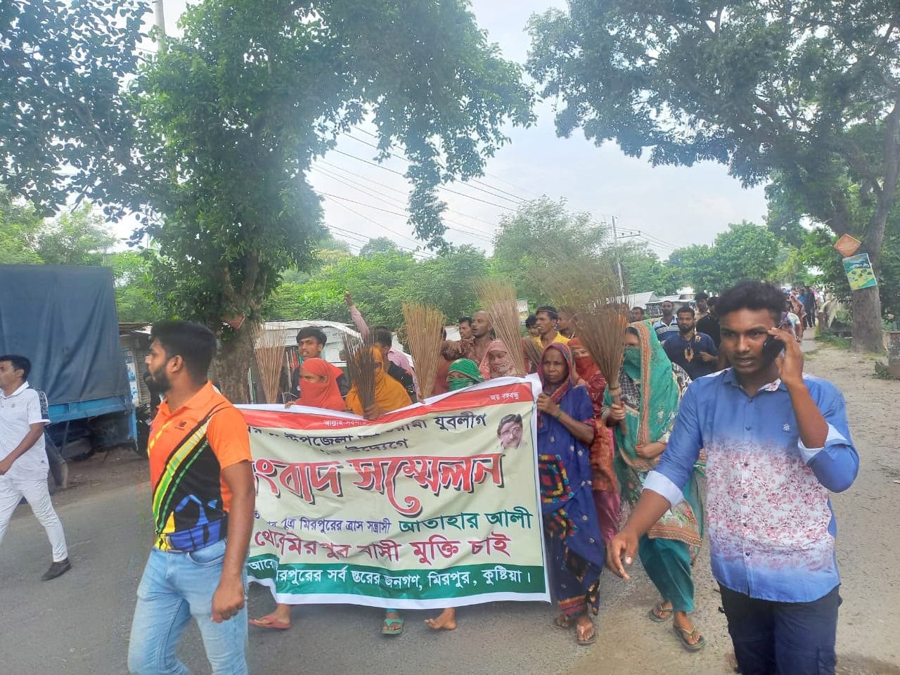 কুষ্টিয়ার মিরপুরে মসজিদের টাকার হিসাব চাওয়ায় আ.লীগ নেতার হামলায় ৩জন আহত