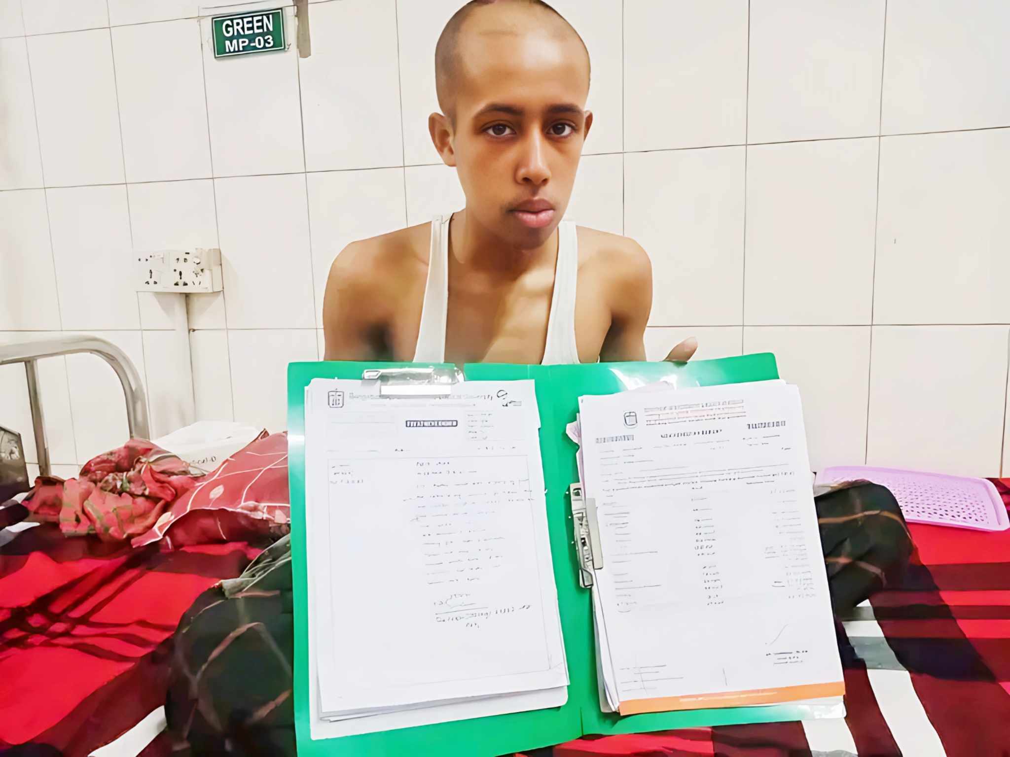 বাঁচতে চায় ব্লাড ক‍্যান্সারে আক্রান্ত লালমোহনের কলেজ ছাত্র রবিন