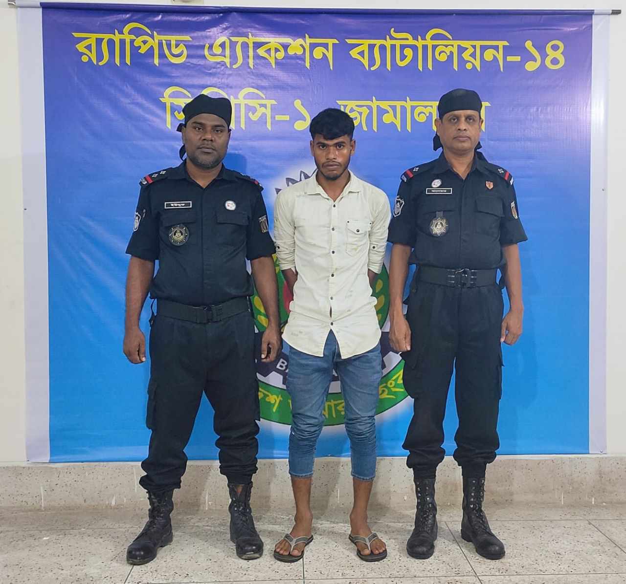 যৌন পল্লীতে তরুণী বিক্রির মূলহোতাকে গ্রেফতার করেছে র‍্যাব-১৪