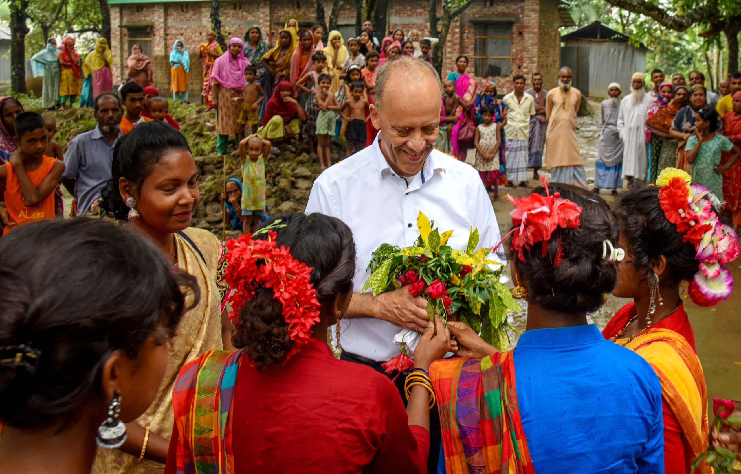 গাইবান্ধায় জার্মান সরকারের প্রতিনিধির নিরাপদ সব্জি উৎপাদন প্রকল্পের কার্যক্রম পরিদর্শন