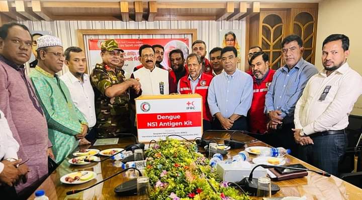 রেড ক্রিসেন্টের মাধ্যমে হাসপাতালসমূহে ডেঙ্গু টেস্টিং কিট ও মেডিকেটেড মশারি বিতরণ