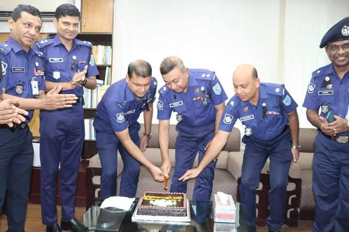 সফলতার সাথে ১ বছর পূর্তিতে জেলা পুলিশের পক্ষ থেকে এসপি সাইফুল ইসলামকে ফুলেল শুভেচ্ছা