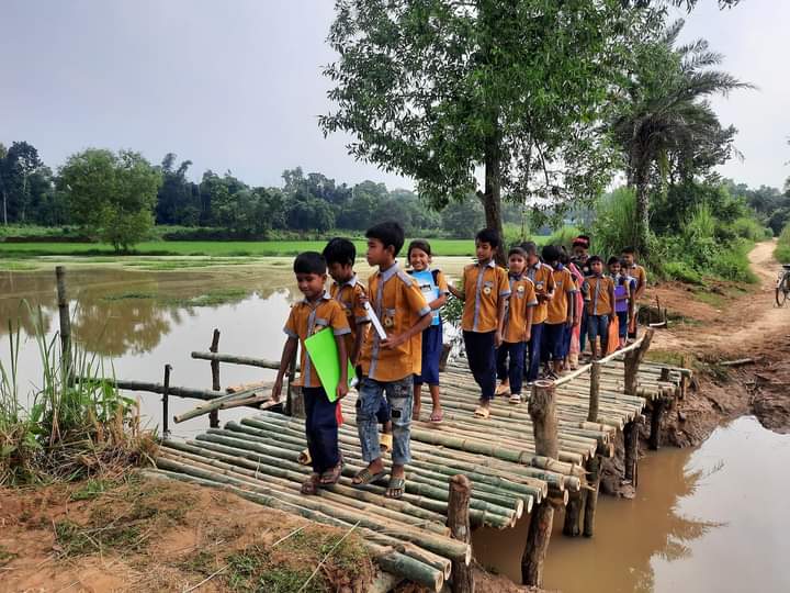 সখীপুরে বাঁশের সাঁকো তৈরি  করলো কলেজ পড়ুয়া ছাত্ররা।। ব্রীজের দাবি এলাকাবাসীর।