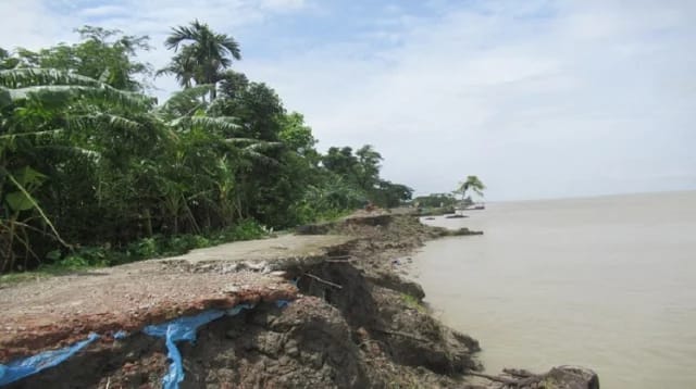 ভোলার রাজাপুরে নদী ভাঙ্গন তীব্র আকার ধারণ করছে , চরম হুমকির মুখে স্থানীয় বাসিন্দারা