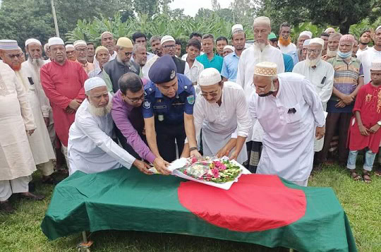 নওগাঁয় বীরমুক্তিযোদ্ধা কোবাদ আলীকে রাষ্ট্রীয় মর্যাদায় দাফন
