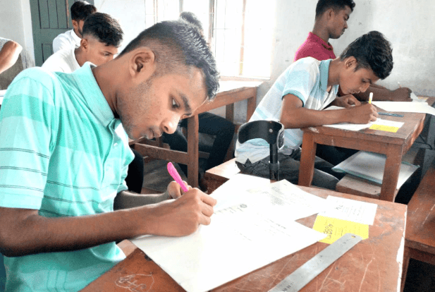 গ্রাজুয়েশন শেষ করে সরকারি চাকরি করতে চায় প্রতিবন্ধী সিয়াম।