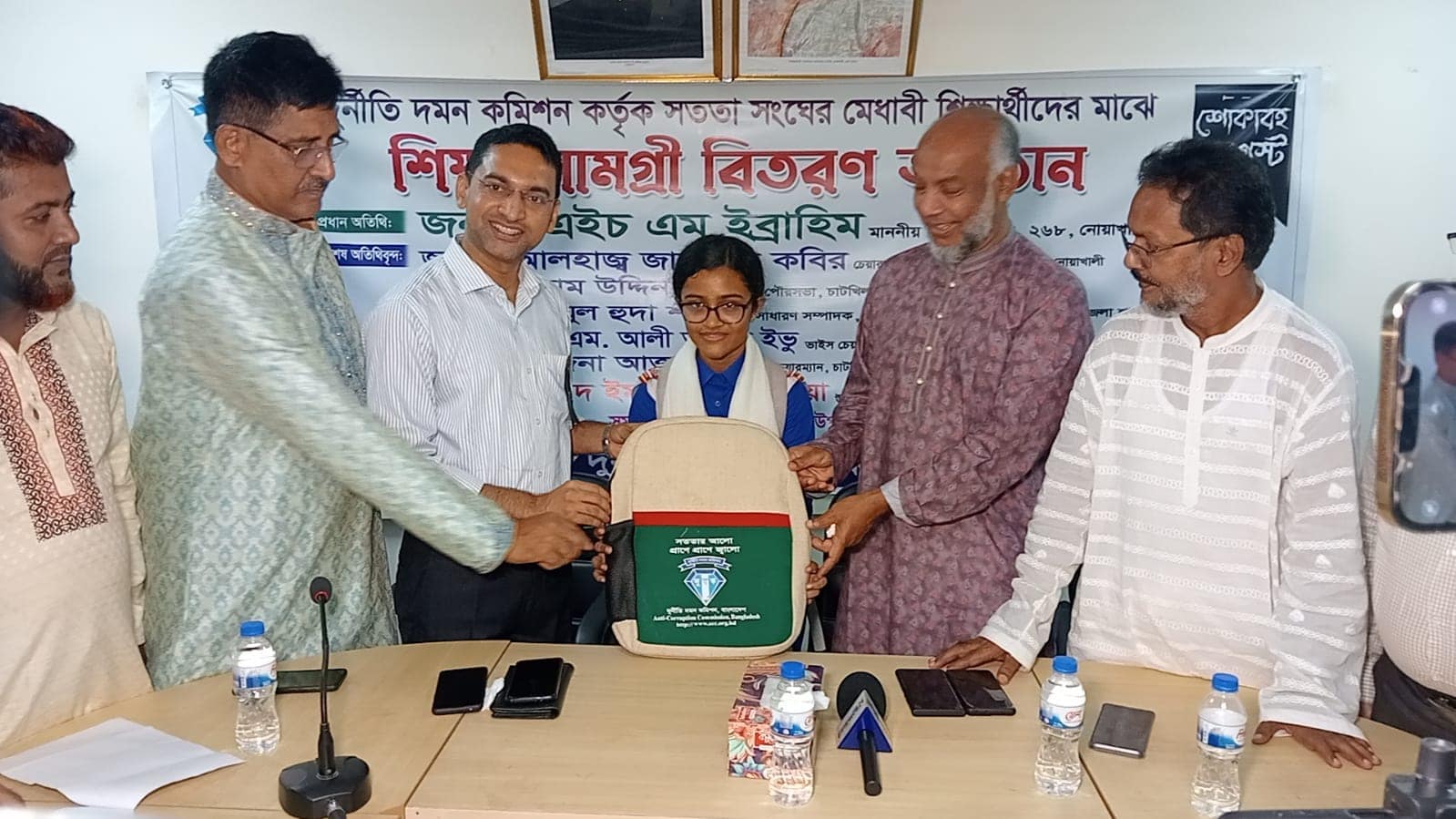 চাটখিলে মেধাবী শিক্ষার্থীদের শিক্ষা সামগ্রী বিতরণ