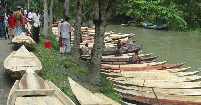 জমে উঠেছে ঝালকাঠির সীমান্তবর্তী নৌকার হাট
