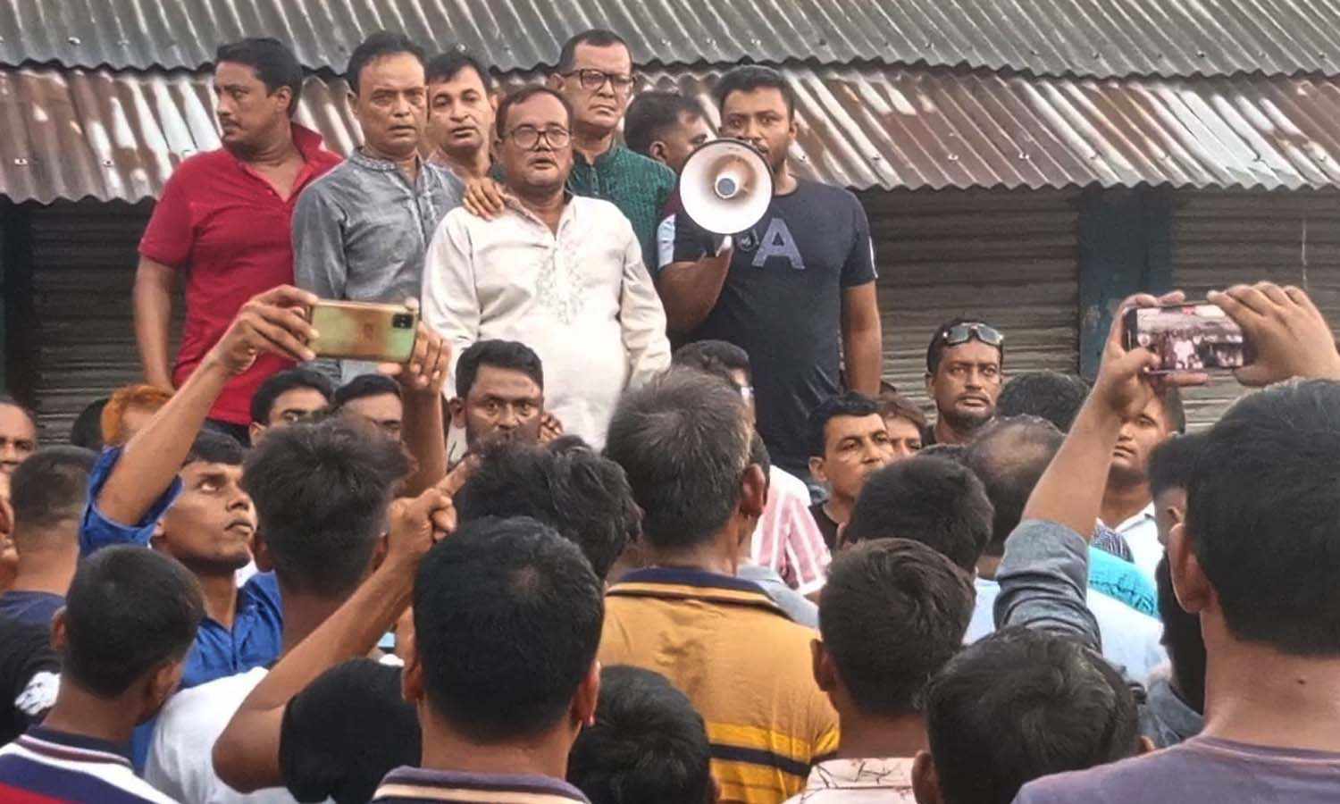 বিএনপির ‘অগ্নিসন্ত্রাসের’ বিরুদ্ধে  নড়াগাতীতে প্রতিবাদ ও বিক্ষোভ সমাবেশ অনুষ্ঠিত।