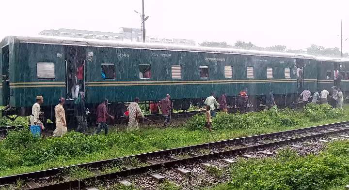 নরসিংদীতে ট্রেনের ব্রেক ফেল- প্লাটফর্ম ছেড়ে থামল তিতাস, ভোগান্তিতে যাত্রীরা