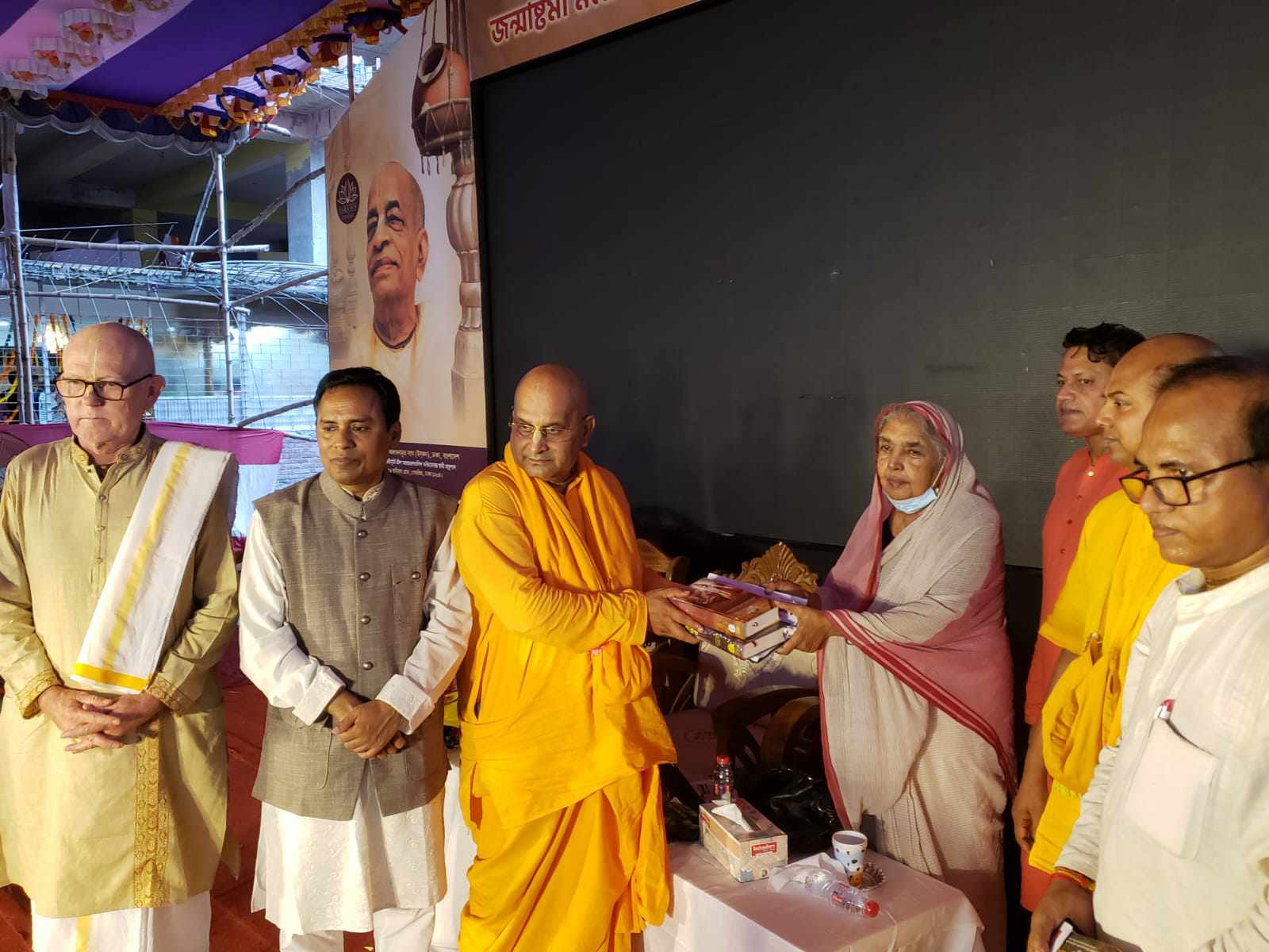 জন্মাষ্টমী উপলক্ষে আলোচনা সভা ও বস্ত্র বিতরণ
