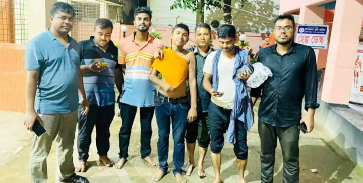 ব্রাহ্মণবাড়িয়ায় ভ্রাম্যমাণ আদালতের অভিযানে গিয়ে সাঁতরে রক্ষা ইউএনও-এসিল্যান্ড-ওসির