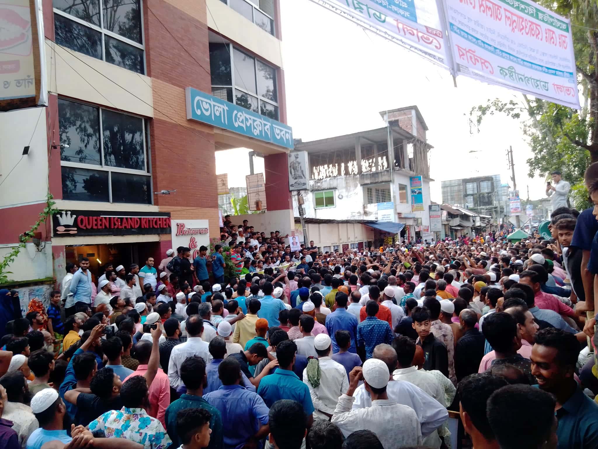 ভোলায় ইউপি চেয়ারম্যানের বিরুদ্ধে মানববন্ধন