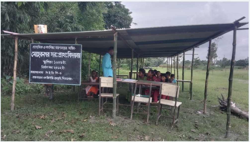 নদীগর্ভে স্কুল, টিনের ছাপরায় চলছে পাঠদান