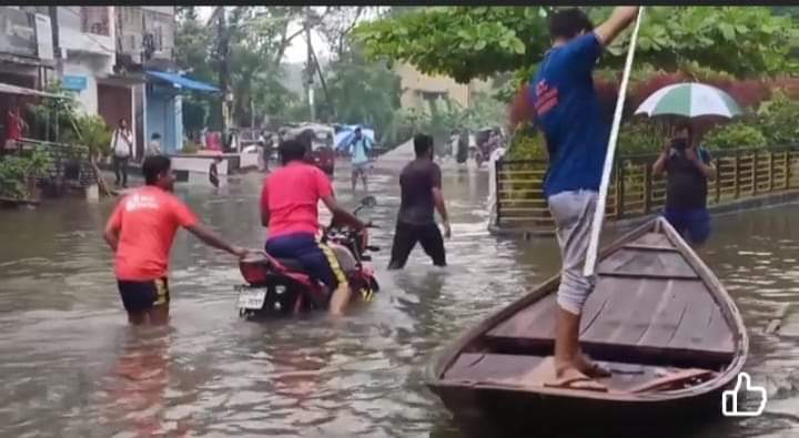 রাজশাহীতে ১ দিনের বৃষ্টিপাতে ১০ বছরের রেকর্ড ছাড়িয়েছে,পুরো শহর জলমগ্ন