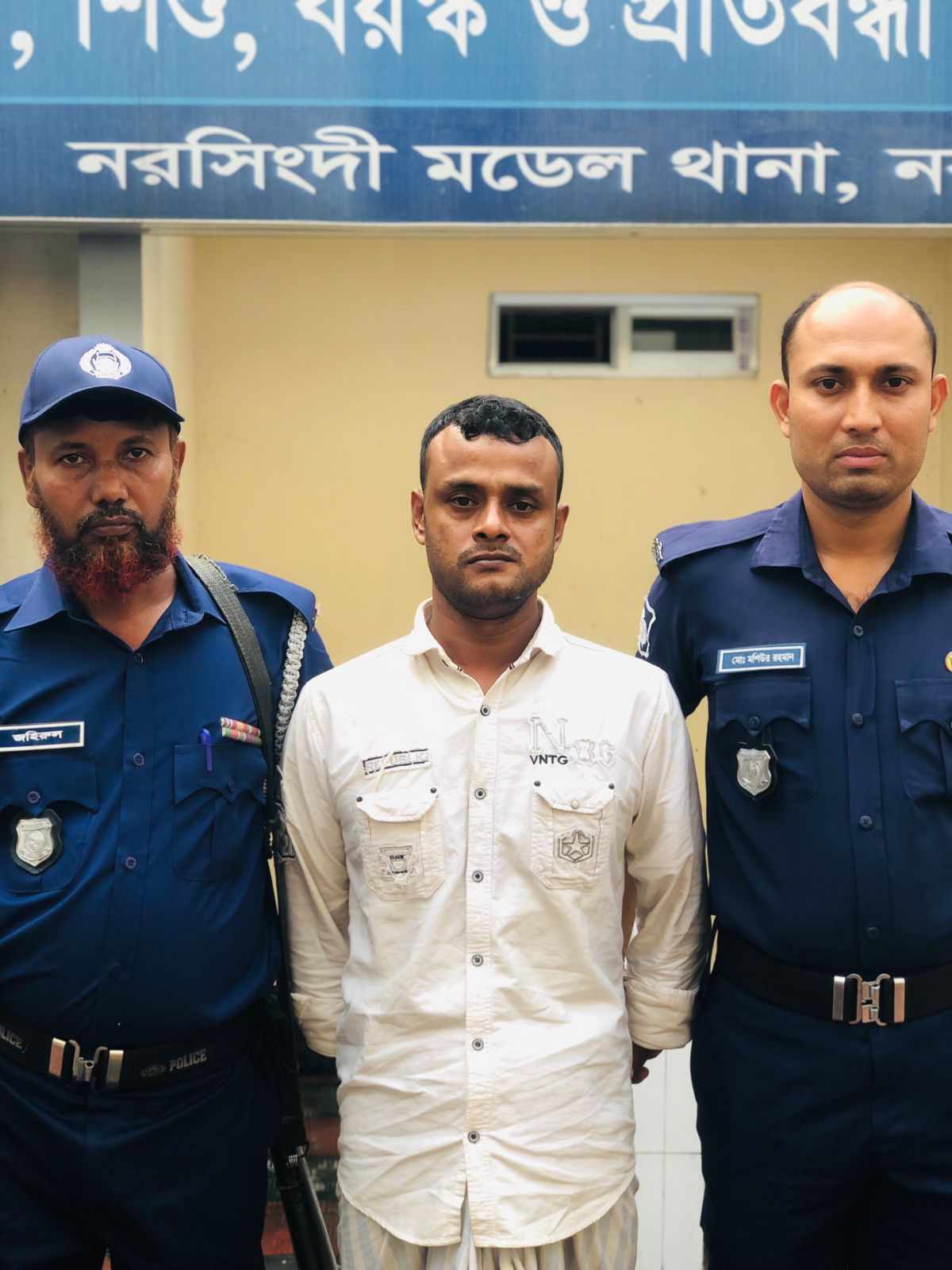 নরসিংদীতে ডাকাতি, অস্ত্র ও মাদকসহ ২৭ মামলার পলাতক আসামী আপেল মাহমুদ আটক