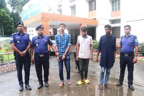 গাইবান্ধায় যাত্রী সেজে অটোরিকশা  ছিনতাই গ্রেফতার-৪