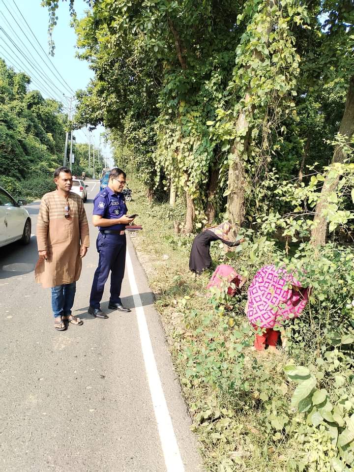 সখীপুর থানার ওসির নিজ উদ্যোগে রাস্তার ঝোপঝাড় পরিষ্কার