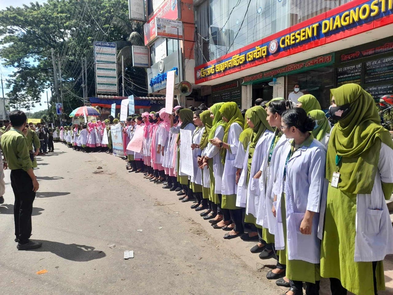ব্রাহ্মণবাড়িয়ায় ইন্টার্নভাতা প্রদানের দাবিতে কর্মবিরতি, মানববন্ধন ও প্রতিবাদ সমাবেশ