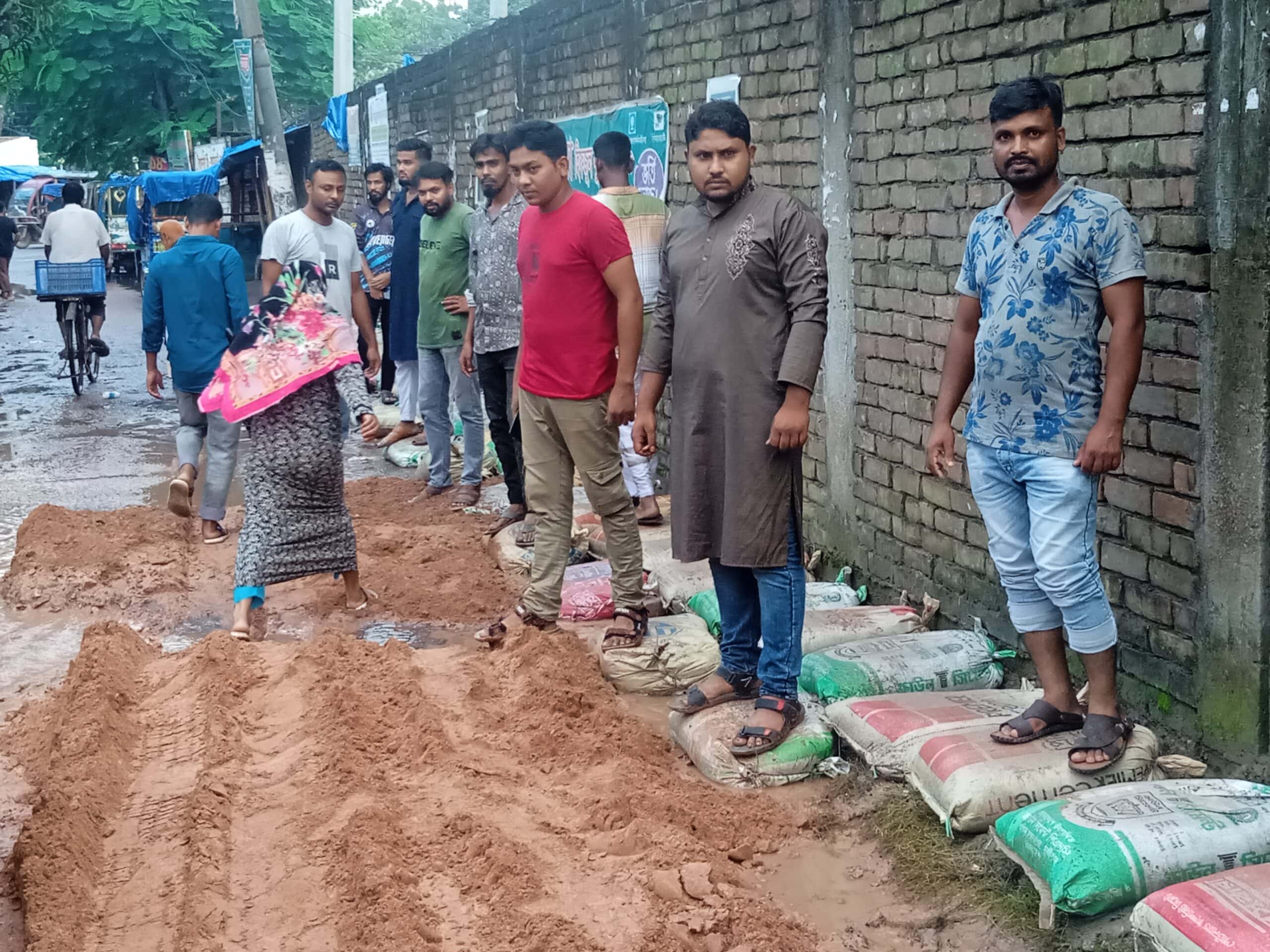 নওগাঁয় বেহাল দশা রাস্তার মেরামত করলেন মসজিদ কমিটি