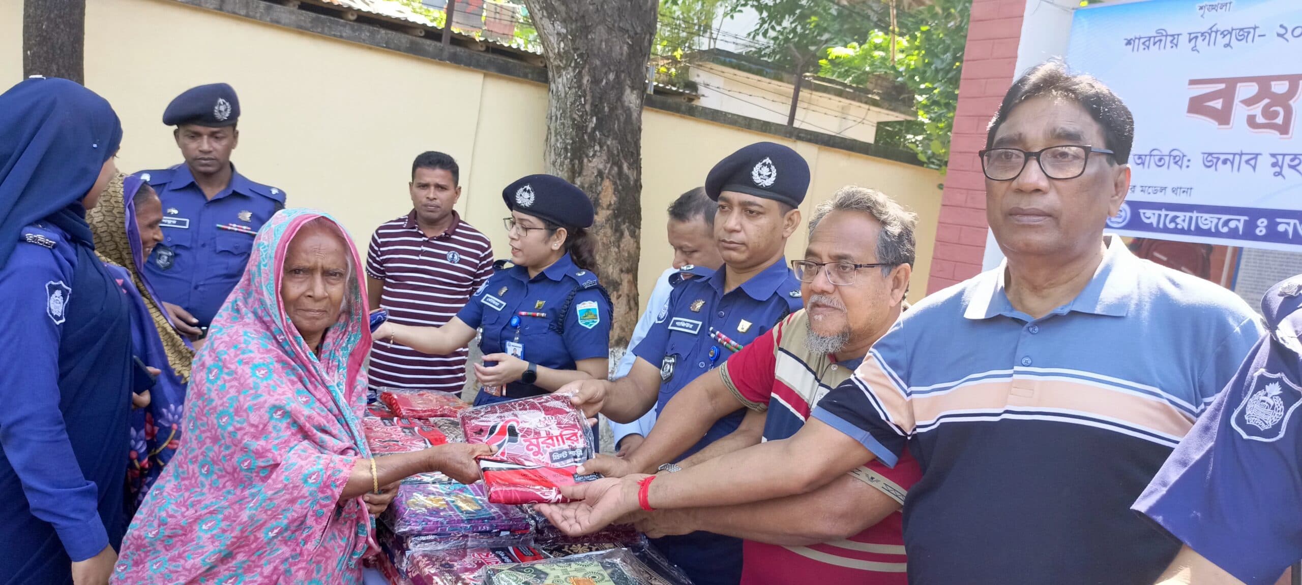 নওগাঁয় শারদীয় দূর্গাৎসব উপলক্ষে থানা পুলিশের উপহার সামগ্রী বিতরণ