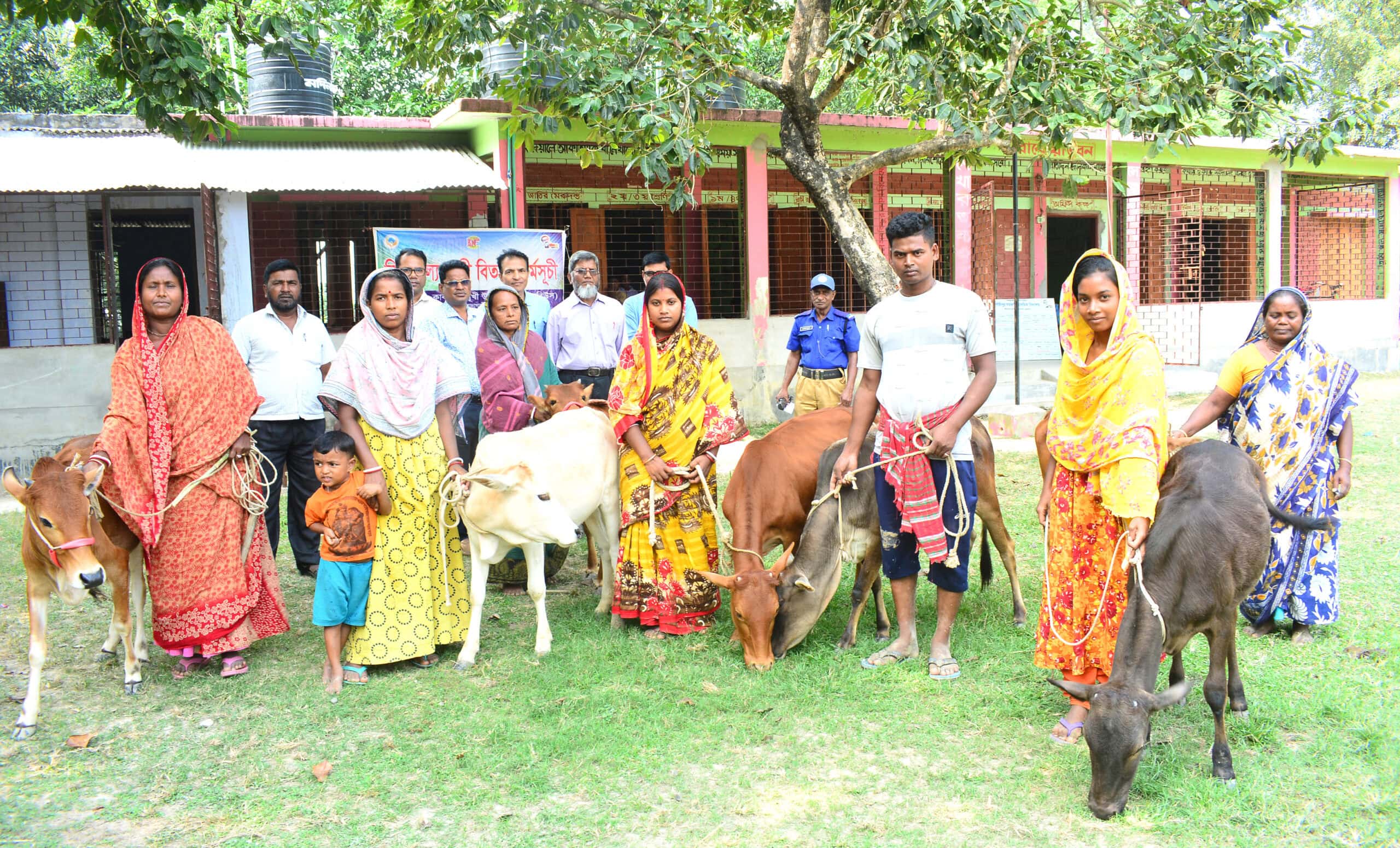 গোদাগাড়ীতে ক্ষুদ্র নৃগোষ্ঠির নারীদের মধ্যে কাবিউস’র বিনামূল্যে গরু বিতরণ