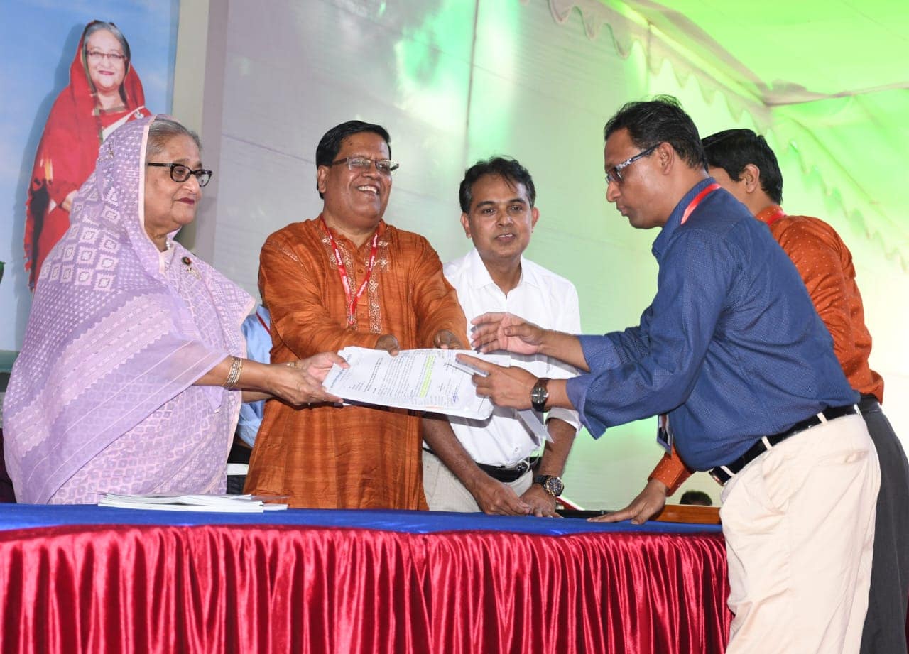 ঢাকা সাংবাদিক পরিবার বহুমুখী সমবায় সমিতি লিমিটেড প্রধানমন্ত্রীর কাছে সাংবাদিকদের জন্য জমি বরাদ্দের আবেদন হস্তান্তর করলেন সভাপতি ও সেক্রেটারি
