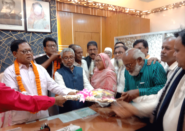 পবায় ফুলেল শুভেচ্ছায় সিক্ত হলেন আসাদুজ্জামান আসাদ
