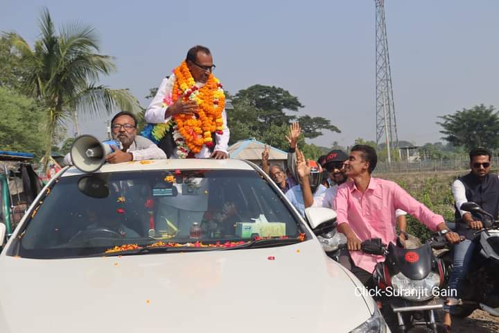 খুলনা-১ আসনে নৌকা প্রতীকের প্রার্থী জন প্রিয় নেতা  ননী গোপাল মন্ডল এলাকায় আগমনে হাজার হাজার মানুষের ভালো বাসায় সিক্ত