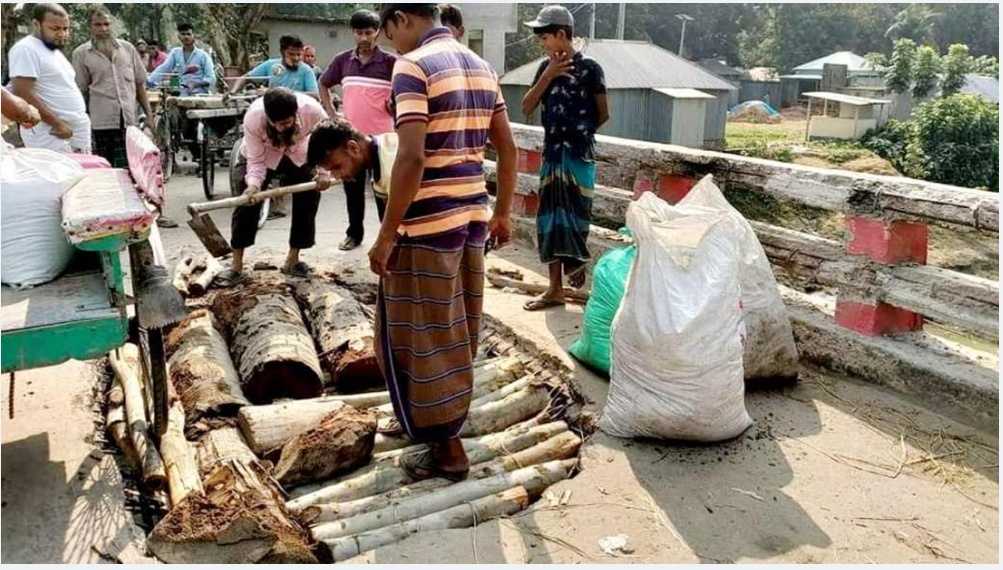 জোড়াতালি দেওয়া সেতুতে চলছে কয়েক হাজার মানুষের পারাপার